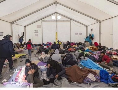 Καταυλισμός παράνομων μεταναστών η Ελλάδα: Ψάχνουν στρατόπεδα των ΕΔ για νέα “hot spot”